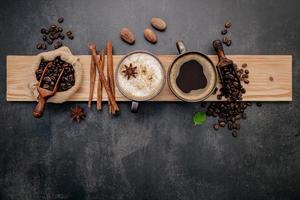 Tassen Kaffee mit Kaffeebohnen und Aromen foto