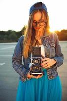 Sommer- Lebensstil Porträt von Hipster Mädchen mit alt Kamera foto