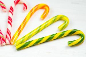 Weihnachten Süßigkeiten Stock auf ein hölzern Hintergrund foto