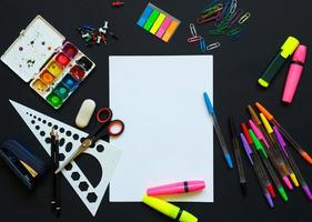 Schule liefert auf Tafel Hintergrund bereit zum Ihre Design foto