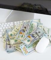 Dollar Rechnungen auf das Weiß Computer Tastatur foto