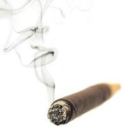 ein Rauchen Zigarre auf Weiß foto
