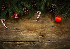 Weihnachten Baum Geäst mit Weihnachten Dekorationen auf hölzern Textur foto