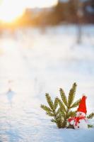 glücklich Schneemann Stehen im Winter Weihnachten Landschaft.Schnee Hintergrund foto