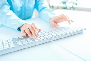 Frau Büro Arbeiter Tippen auf das Tastatur foto