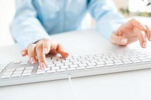 Frau Büro Arbeiter Tippen auf das Tastatur foto