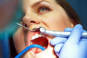 Frau bekommen ein Dental Behandlung foto