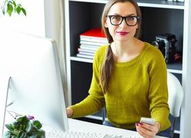 jung Frau Arbeiten von Zuhause - - modern Geschäft Konzept foto