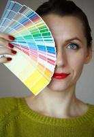 Frau mit ein rot Lippen suchen zu ein Farbe Farbe Palette foto