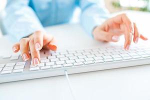 Frau Büro Arbeiter Tippen auf das Tastatur foto