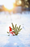 glücklicher Schneemann, der in der Winterweihnachtslandschaft steht foto