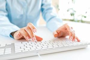 Frau Büro Arbeiter Tippen auf das Tastatur foto