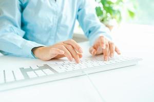 Frau Büro Arbeiter Tippen auf das Tastatur foto