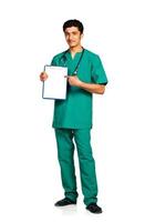 Porträt von Arzt mit Gesundheit Aufzeichnung auf Weiß Hintergrund foto
