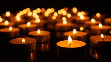 beleuchtet Kerzen auf schwarz Hintergrund foto