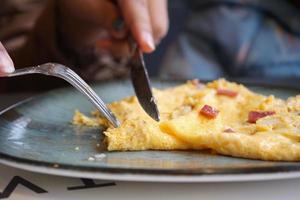 Frauen Essen einfach Ei Omelette foto