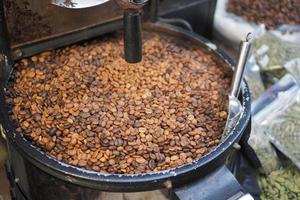 Verarbeitung frisch Kaffee Bohnen im ein Eimer foto