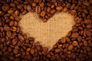 Herz gestalten erstellt mit Kaffee Bohnen foto