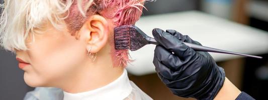 Friseur Färberei Haar im Rosa Farbe foto