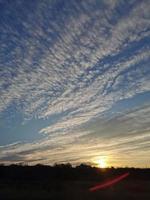 Sonnenunterganghimmel mit Wolken foto