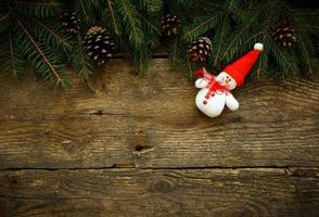 Weihnachten Baum Geäst mit Schneemann auf hölzern Textur foto