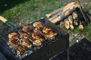 köstlich gegrillt Fleisch Über das Kohlen auf ein Grill foto