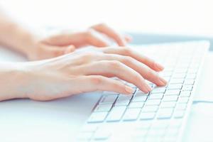 weiblich Frau Büro Arbeiter Tippen auf das Tastatur foto