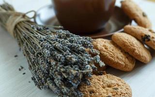 Lavendel, Kekse und Tasse von Tee auf Weiß hölzern Hintergrund foto