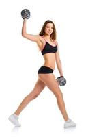 glücklich sportlich Frau mit Hanteln tun Sport Übung, isoliert auf Weiß foto
