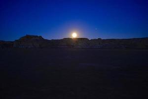 das Mond gerade steigend im das Wucai Stadt szenisch Bereich in der Nähe von urumqi, Xinjiang, hat ein großartig und blendend danxia Landform foto