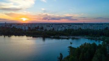 fliegend Über das Bäume und See im das Stadt beim Dämmerung - - Antenne Foto