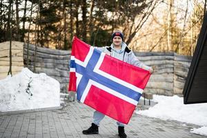 Porträt von Mann halten Norwegen Flagge. skandinavisch Kultur, norwegisch Personen. foto