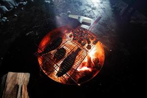 gegrillt frisch Meeresfrüchte mit Fisch beim Nacht Grill. foto