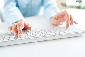 Frau Büro Arbeiter Tippen auf das Tastatur foto