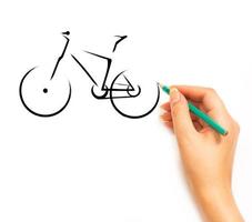 Frau Hand zeichnet ein Fahrrad auf Weiß foto