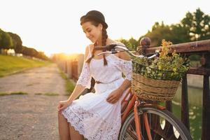 Frau auf dem Fahrrad foto