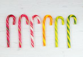 Weihnachten Süßigkeiten Stock auf ein Weiß hölzern Hintergrund foto