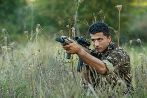 jung männlich Soldat mit Maschine Gewehr foto