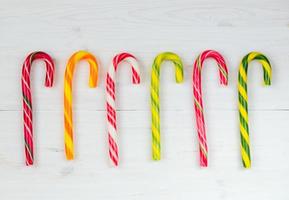 Weihnachten Süßigkeiten Stock auf ein Weiß hölzern Hintergrund foto