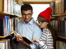 jung Paar beim das Bibliothek foto