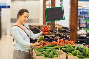 schön jung Frau Einkaufen zum Getreide, Bulk im ein Lebensmittelgeschäft Geschäft foto