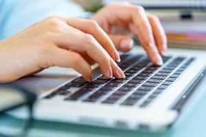 Nahansicht weiblich Hände auf Laptop Tastatur foto