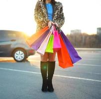 Frau halten ihr Einkaufen Taschen im ihr Hand foto