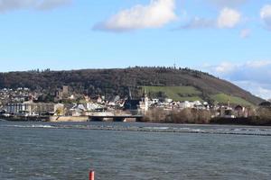 Fluss nahe Mündung zu das Rhein foto