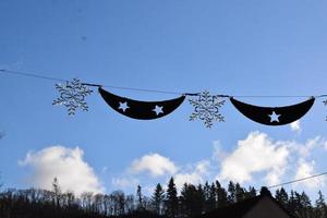 Weihnachten Dekoration über das Straße foto