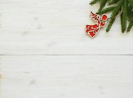 Weihnachten Baum Geäst mit Zapfen, Weihnachten Dekorationen auf Weiß hölzern Textur bereit zum Ihre Design foto
