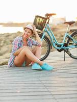 junge Frau mit Fahrrad foto