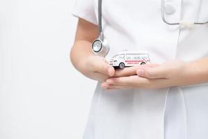 Krankenwagen Modell- im Arzt Hand isoliert auf Weiß Hintergrund, foto
