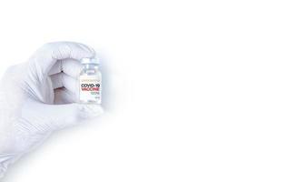 covid-19 Impfstoff Konzept im Hand von Wissenschaftler Weiß Impfstoff Krug isoliert auf Weiß Hintergrund. foto
