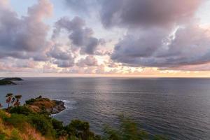 Sonnenuntergang Himmel beim phrom diep Kap das szenisch Punkt von Phuket Insel, Thailand foto